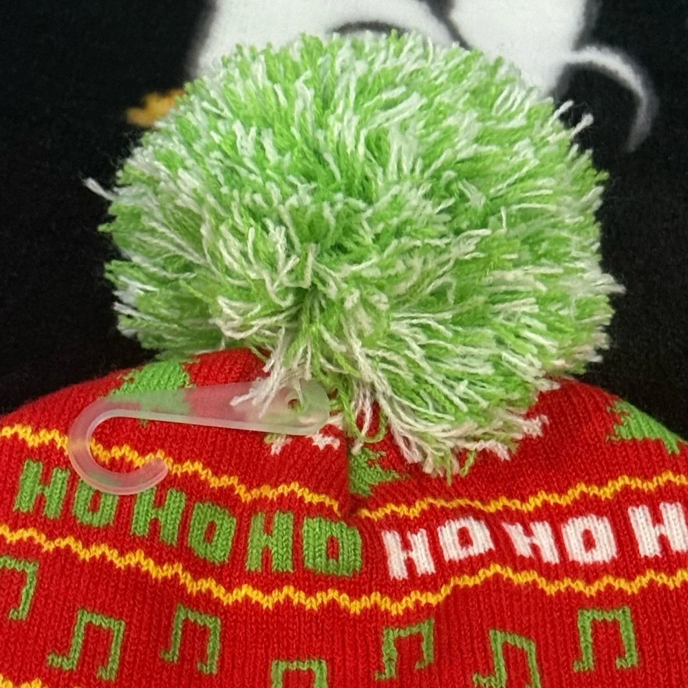Peanuts Snoopy beanie! Christmas design with Green PomPom! New, no tag